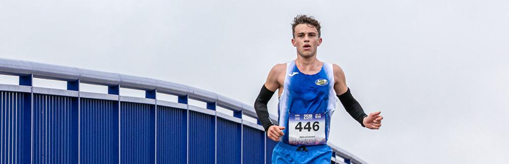 Chico corriendo carrera Intercampus 10 km