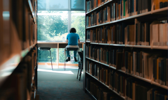 ¡La Facultad de Humanidades, Comunicación y Documentación te desea un feliz verano!