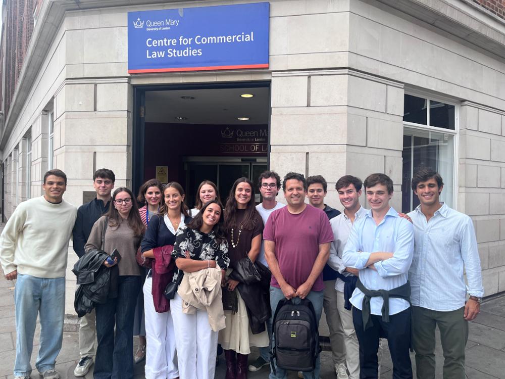 foto de los estudiantes participantes frente al Center for Commercial Law Studies