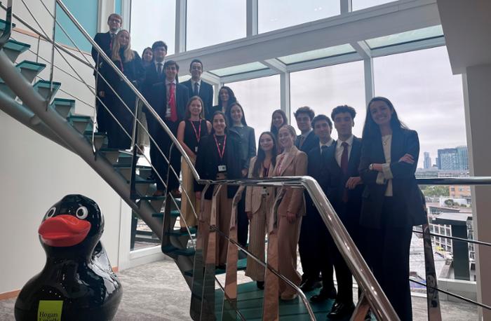 Imagen de ALUMNOS EN una escalera del edificio donde se celebro