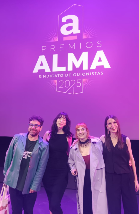 Premios ALMA 2025 alumnis del Máster FP en Guion de Cine y Televisión Emese Sobrino (“Cifras y letras”), Helena Pozuelo (“La Revuelta”) y Raquel Martín (“Cuatro Estrellas”).