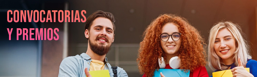 Tres jovenes estudiantes, dos mujeres y un hombre, cada uno con una carpeta en una universidad