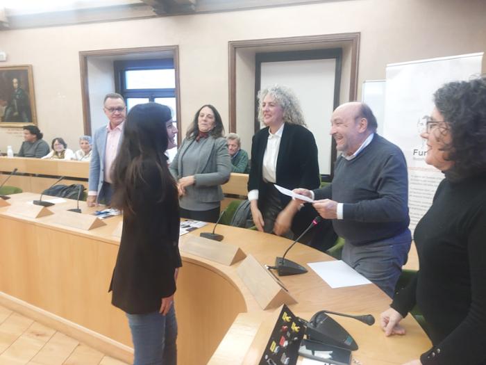 Isadora recibiendo premio