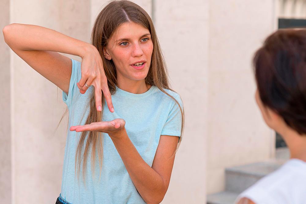 Chica joven hablando en lengua de signos