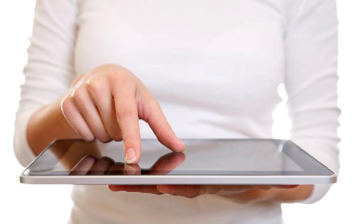 Persona consultando una tablet