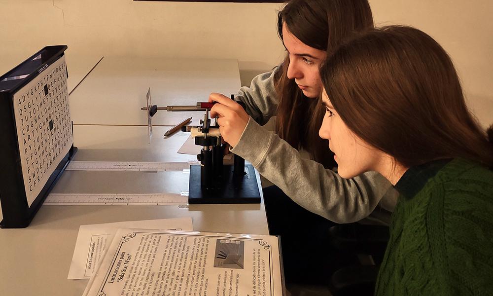 2 chicas en un taller