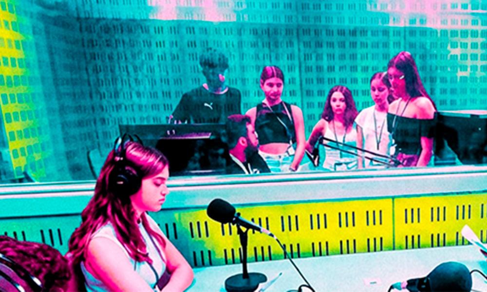 Ilustracion de una flor con los pétalos de colores