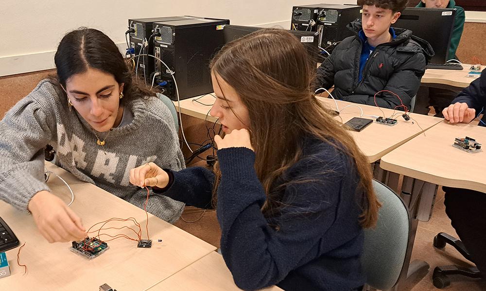 Chicas adolescentes en una clase de electrónica