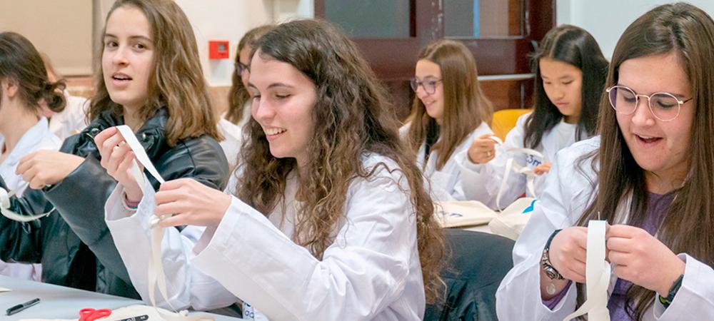 Chicas adolescentes en un taller