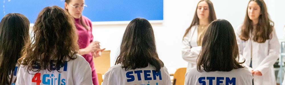 grupo de estudiantes uc3m en un taller stem