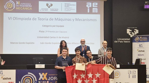 Imagen de los estudiantes de la EPS que que han conseguido la segunda posición en la categoría por equipos del 6th Students International Olympiad On Mechanism and Machine Science.