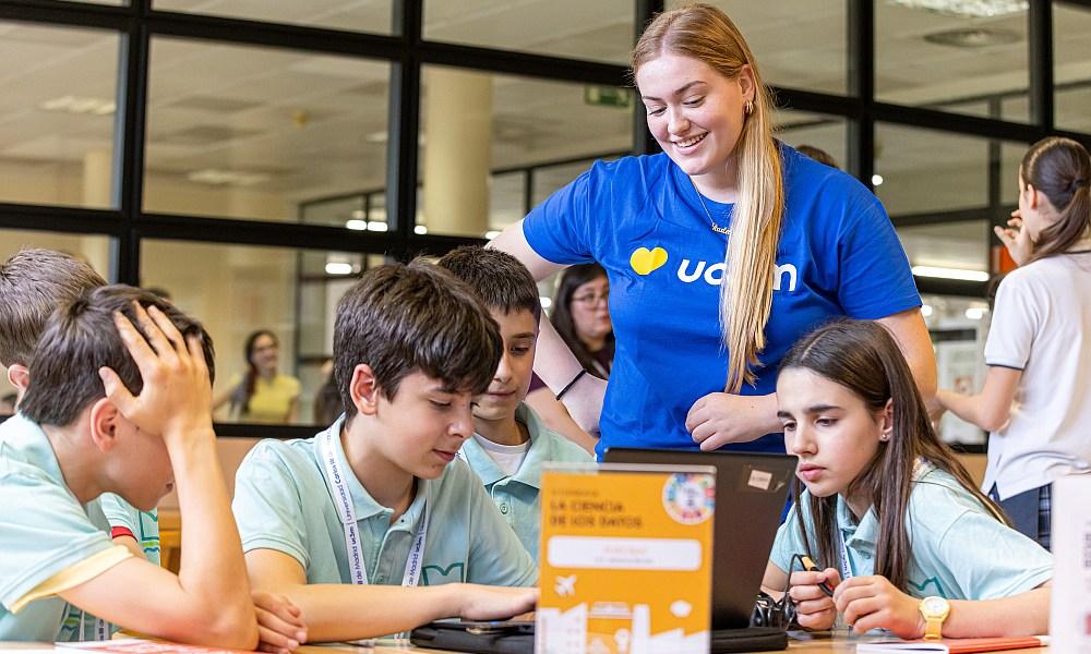 Equipo finalista de la Gymkana Ciencia de Datos realizando los retos en el campus de Getafe, acompañado de una estudiante mentora UC3M