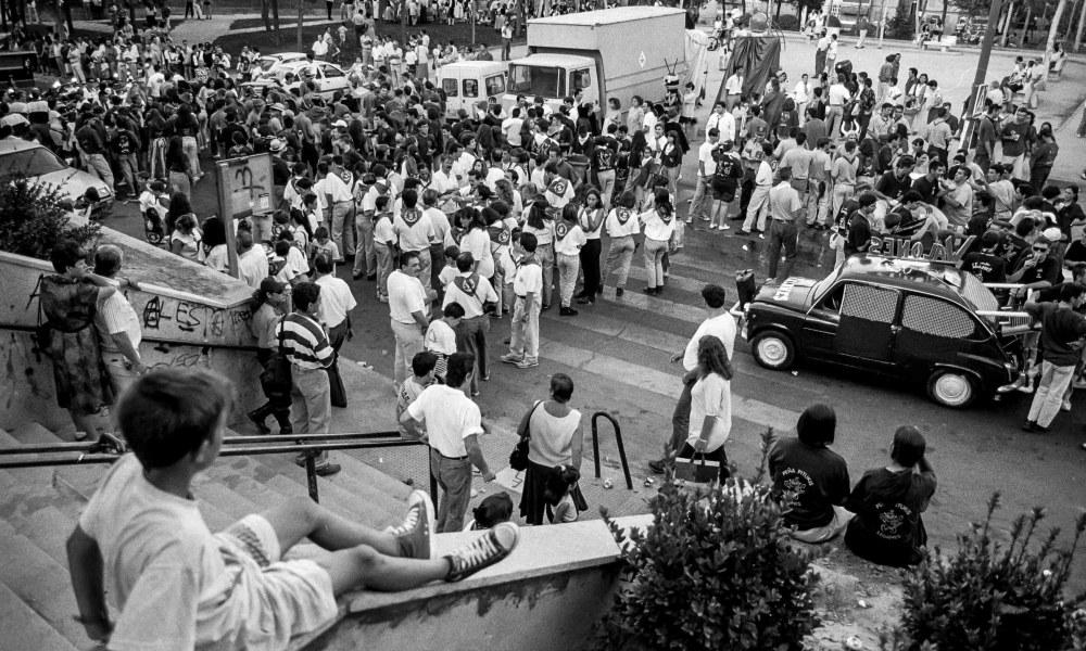 La gente se congrega en Leganés, una foto en blanco y negro