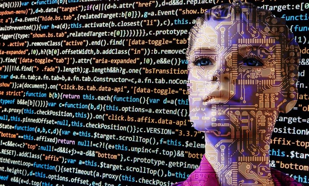 Imagen de código de programaciñon con un rostro femenino de fondo