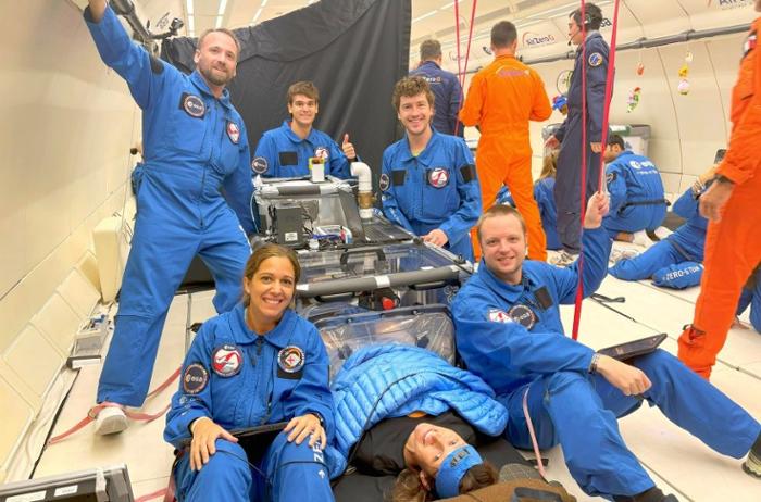 Equipo de investigadores liderado por Ana Díaz Artiles, de TEMu y la UC3M, realizando un experimento en un vuelo parabólicos para estudiar los efectos adversos de la microgravedad en el cuerpo humano.
