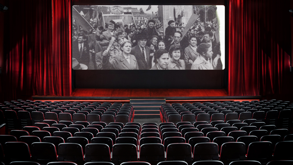 Butacas de cine con pantalla al fondo