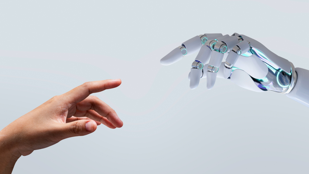 Imagen manos robot y humano acercándose